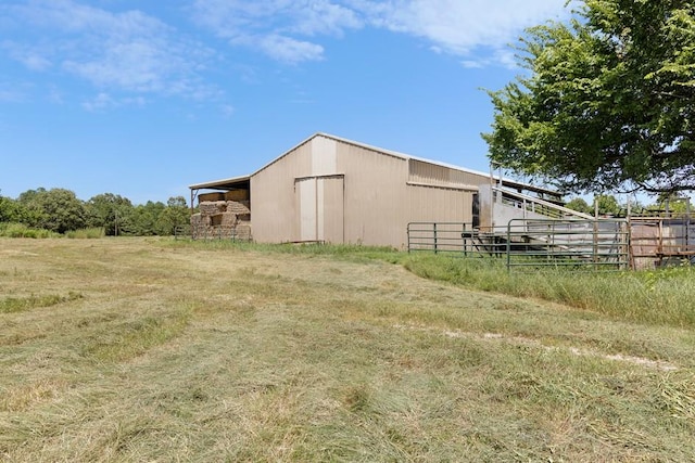 view of yard featuring a rural view and an outdoor structure