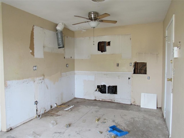 empty room featuring ceiling fan