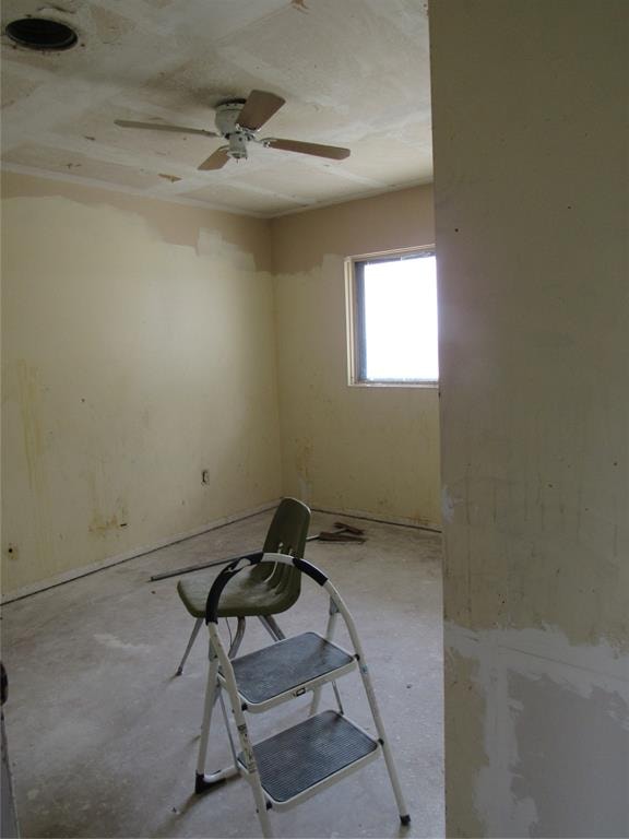 unfurnished room with ceiling fan