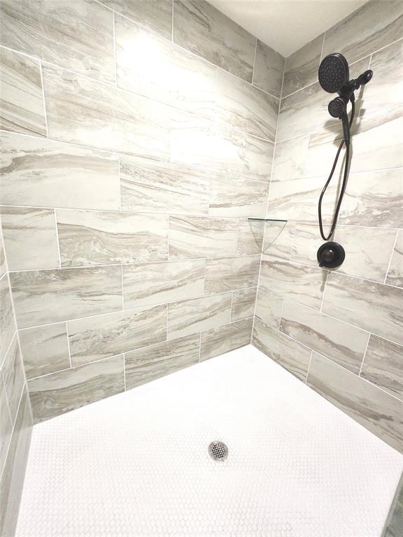 bathroom featuring tiled shower