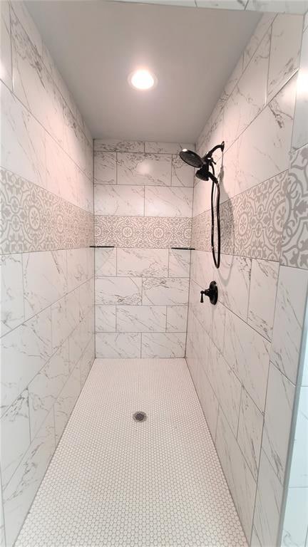 bathroom featuring a tile shower