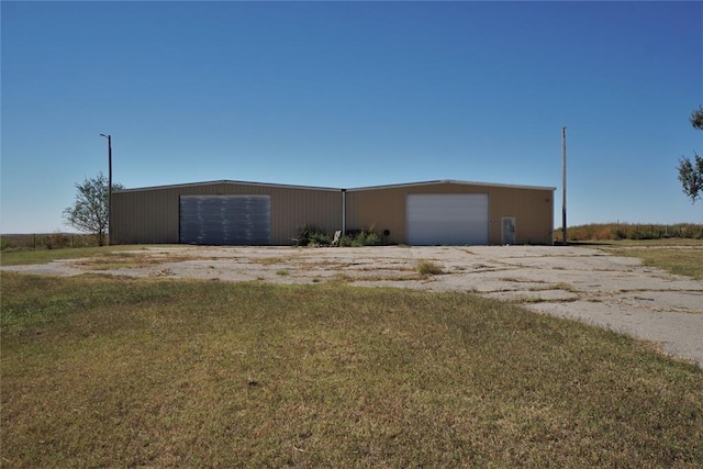 view of front of home with an outbuilding