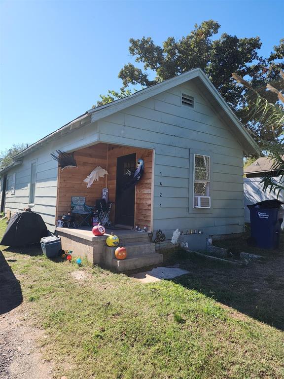 view of front of property featuring a front yard