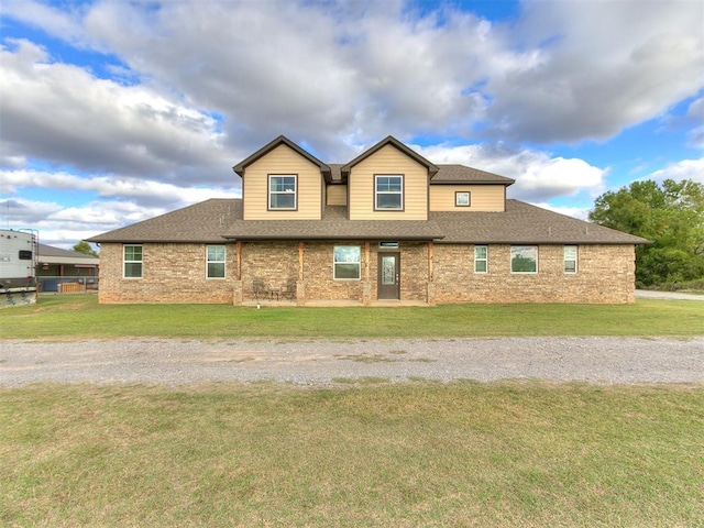 view of front of property featuring a front lawn