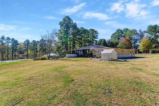 view of yard with an outbuilding