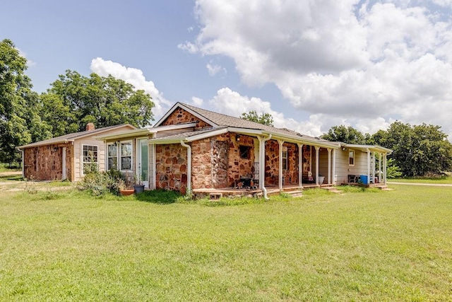 view of front of house featuring a front yard