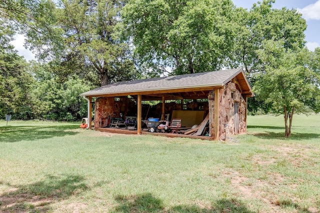 view of yard featuring an outbuilding