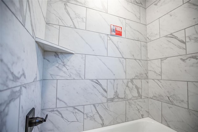 bathroom featuring tiled shower / bath