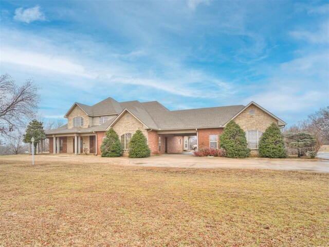 1419 W Royal Oaks Rd, Pauls Valley, OK 73075 - view of front facade featuring brick siding, a front yard, and a shingled roof
