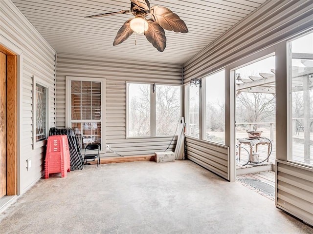 sunroom featuring ceiling fan