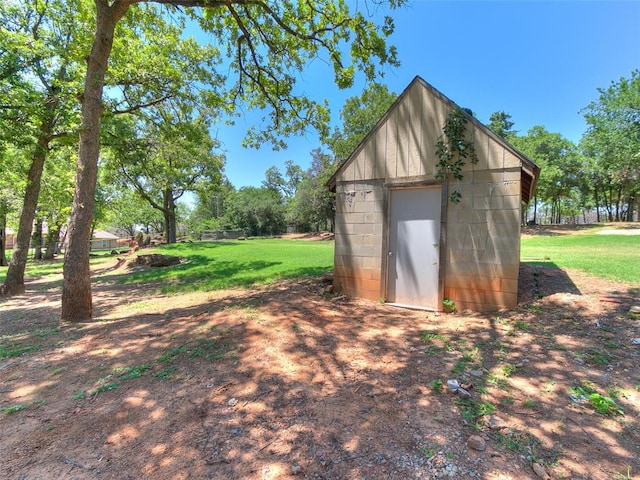 view of outdoor structure featuring a yard