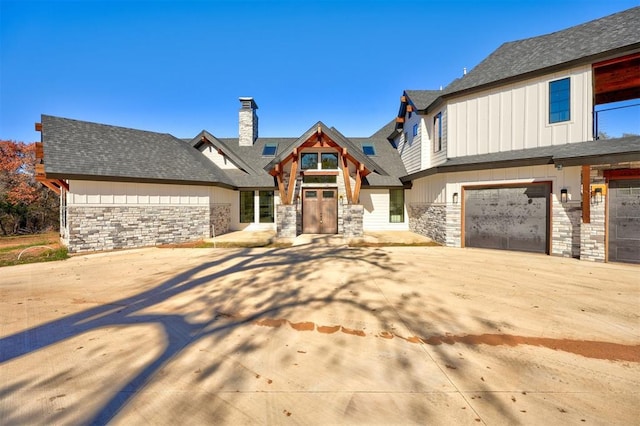 view of front facade featuring a garage