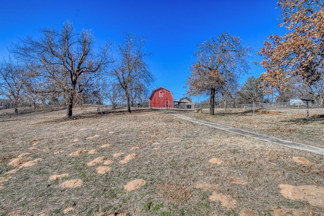 view of yard with an outbuilding