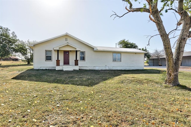 view of front of home featuring a front yard