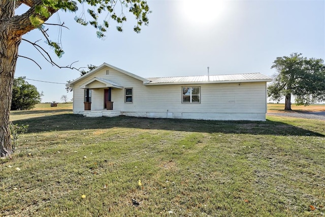 view of front facade featuring a front yard