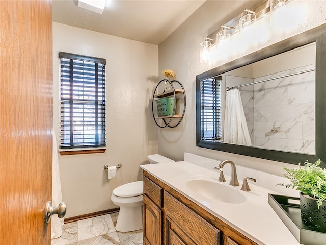 bathroom with a shower with shower curtain, vanity, and toilet