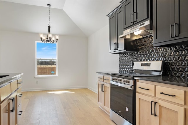 kitchen featuring lofted ceiling, an inviting chandelier, light hardwood / wood-style flooring, stainless steel gas stove, and light brown cabinetry