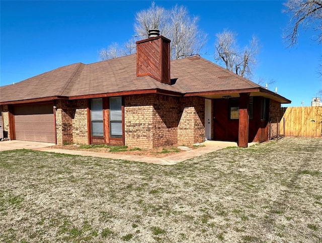 view of front of property featuring a garage and a front yard