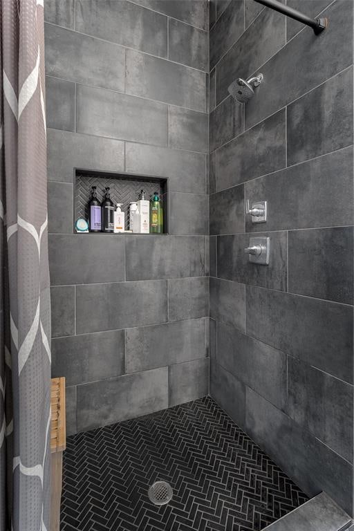 bathroom featuring a shower with shower curtain