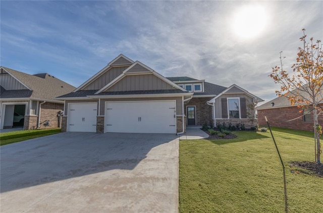 craftsman-style house featuring a front lawn and a garage