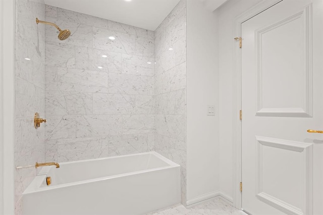 bathroom with tiled shower / bath