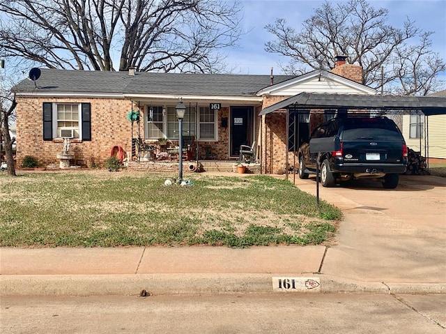 view of front of property featuring covered porch, a front yard, and a carport