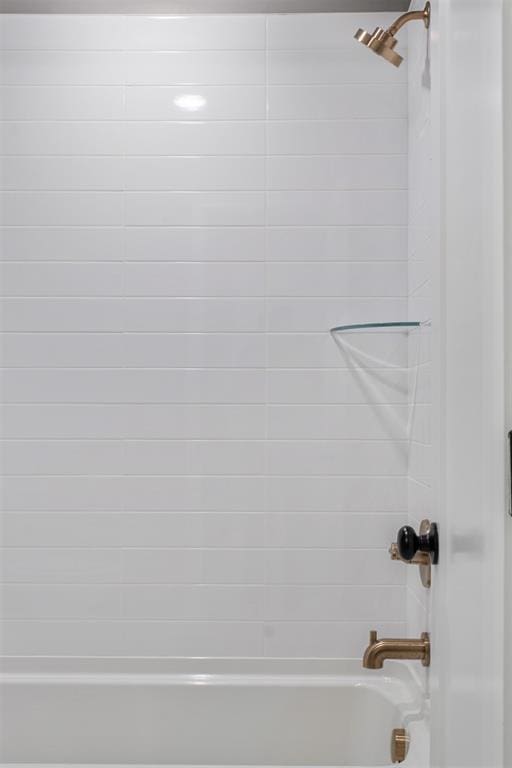 bathroom featuring tiled shower / bath