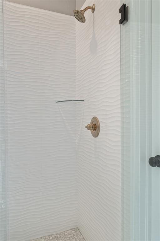 room details featuring tiled shower