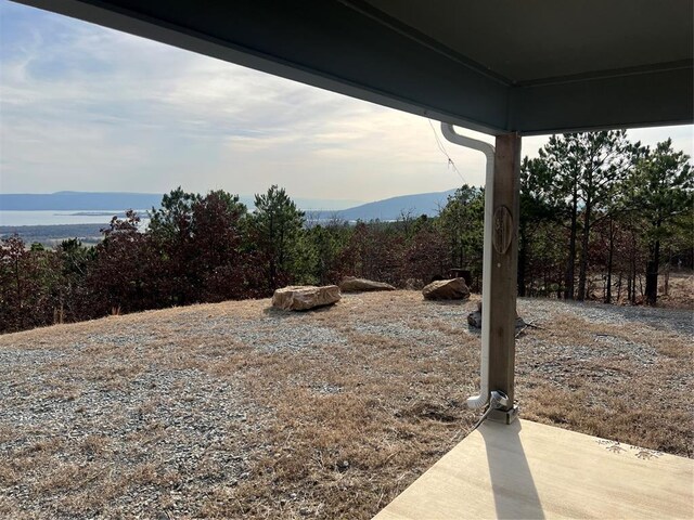 view of yard featuring a mountain view