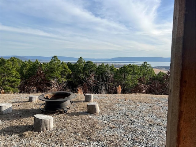 view of yard featuring a mountain view