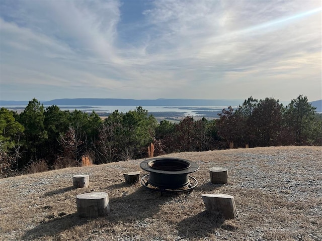 view of yard featuring a mountain view