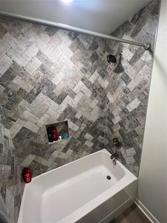 bathroom with tiled shower / bath combo