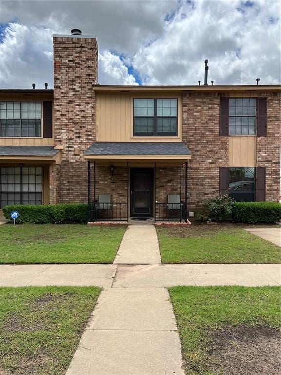 view of front of property with a front lawn