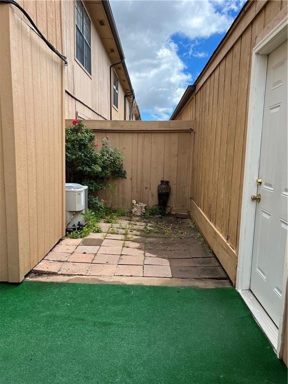 view of yard featuring a patio area