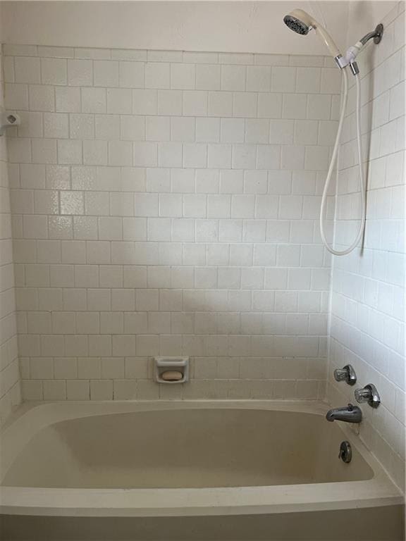 bathroom featuring tiled shower / bath