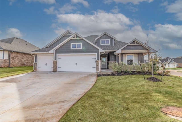 craftsman house featuring a front yard and a garage