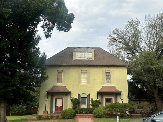 view of front facade featuring a front lawn