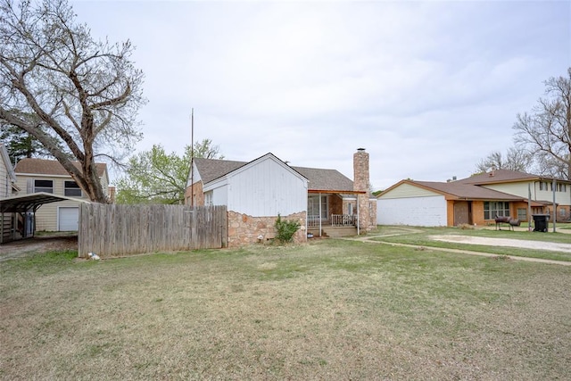 view of front of house featuring a carport and a front yard