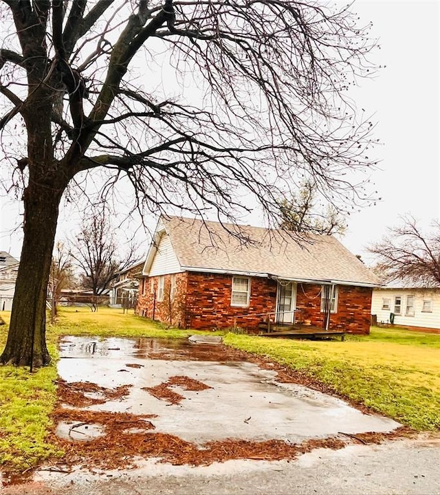 view of front of property with a front yard