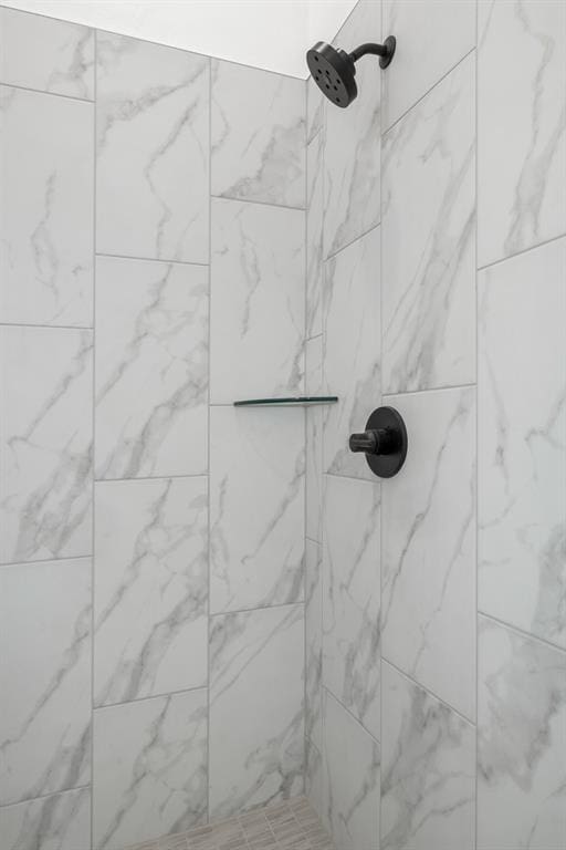 details featuring a tile shower