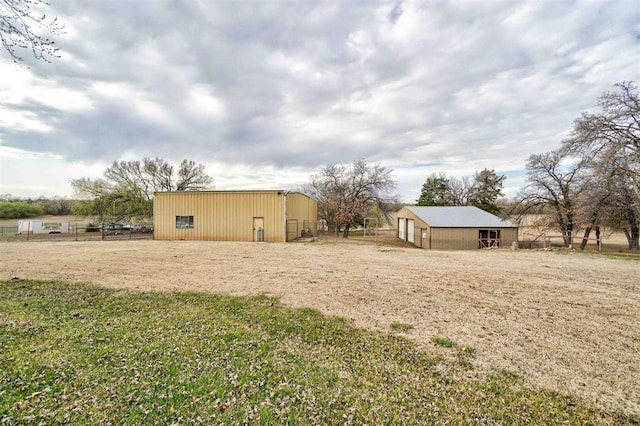 view of yard featuring an outdoor structure