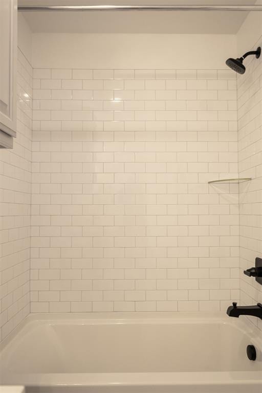 bathroom featuring tiled shower / bath combo