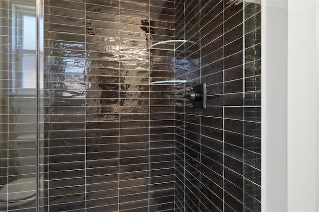 details featuring tiled shower