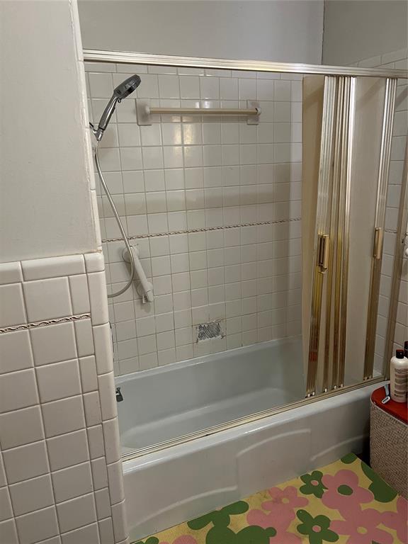 bathroom with tiled shower / bath combo