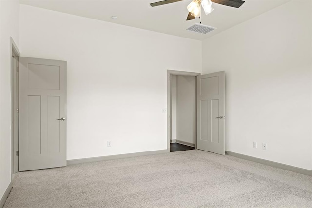 carpeted empty room featuring ceiling fan