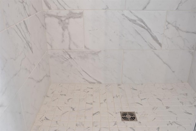 room details featuring a tile shower