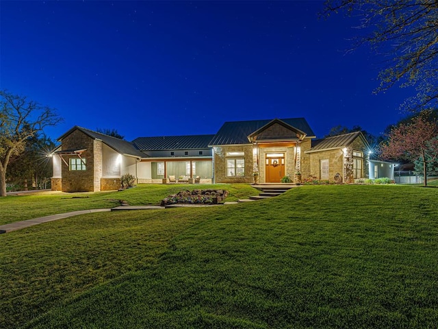 view of front of property featuring a yard