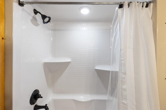 room details featuring shower / bath combo with shower curtain