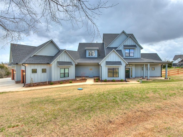 view of front of house featuring a front yard