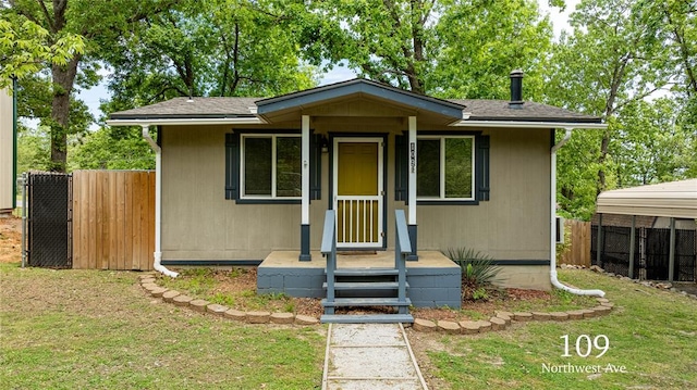 view of front facade featuring a front lawn